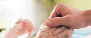 Pflegepatienten brauchen viel Zuwendung und müssen außerdem angekleidet oder gewaschen werden.