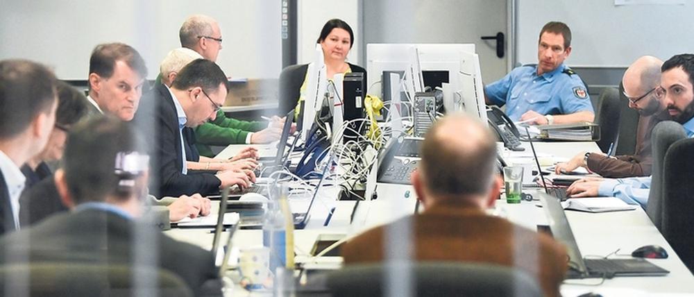 Der interministerielle Koordinierungsstab Coronavirus in seinen ersten Tagen Mitte März. Inzwischen wird bei den Gesprächen streng auf Einhaltung des Sicherheitsabstands zwischen den Teilnehmern geachtet.