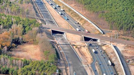 Unter der Eisenbahnbrücke bei Seddin wird am letzten Abschnitt der A10 gebaut.