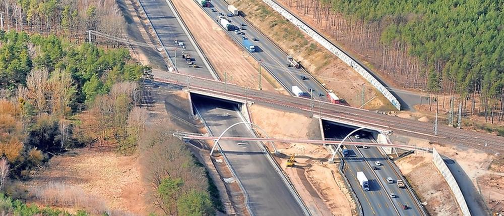 Unter der Eisenbahnbrücke bei Seddin wird am letzten Abschnitt der A10 gebaut.