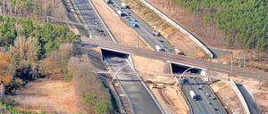 Unter der Eisenbahnbrücke bei Seddin wird am letzten Abschnitt der A10 gebaut.