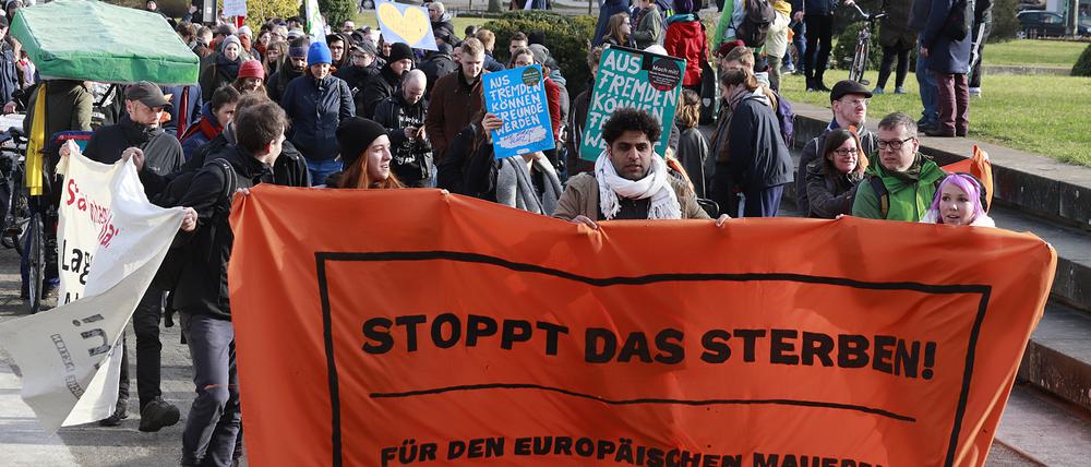 Potsdamer Mitglieder der Seebrücke bei einer Demo im Jahr 2020.