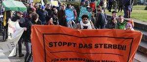 Potsdamer Mitglieder der Seebrücke bei einer Demo im Jahr 2020.