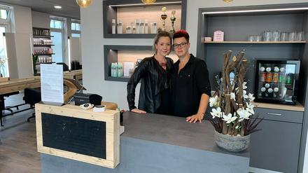 Salonleiterin Isabell Lojek (l.) mit ihrer Stellvertreterin Antje Jentzsch.