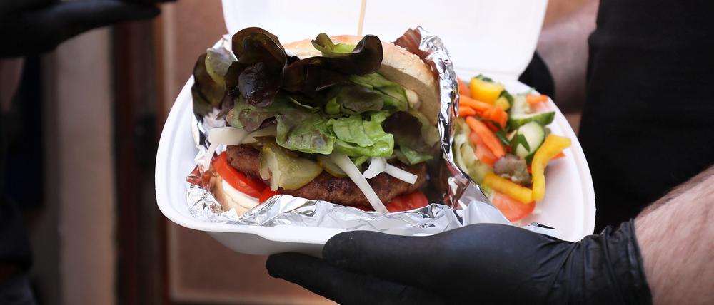 Einige Potsdamer Restaurants, Bars und weitere Geschäfte haben sich in der Corna-Krise für eine ungewöhnliche Maßnahme entschieden: Liefer- und Abolservice, damit niemand auf die regional zubereiteten Leckereien verzichten muss.