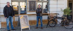 Lakritzkontor-Chef Dietmar Teickner (l.) und Bierlese-Inhaber Eike Neubarth von der Händlerinitiative "Potsdamer Lebensqualität".