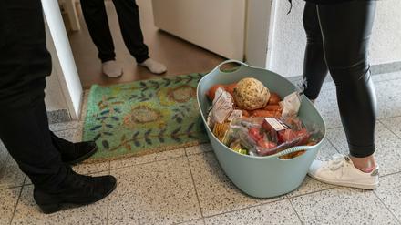 Viele Mittelmärker stellen ihre Hilfsbereitschaft unter Beweis und gehen zum Beispiel für Senioren einkaufen (Symbolbild). 