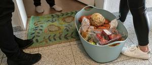 Viele Mittelmärker stellen ihre Hilfsbereitschaft unter Beweis und gehen zum Beispiel für Senioren einkaufen (Symbolbild). 