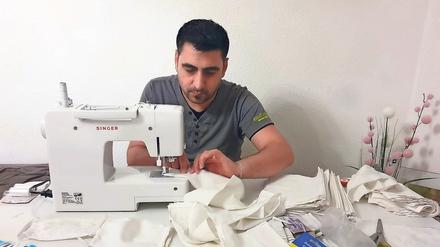 Der Schneider Rashid Rafho an der Nähmaschine.