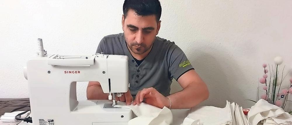 Der Schneider Rashid Rafho an der Nähmaschine.