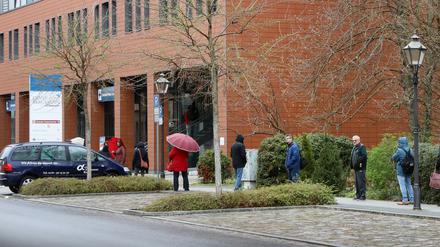 Eine lange Schlange bildete sich vor der Notaufnahme des Bergmann-Klinikums, wo künftige Patienten auf das Coronavirus getestet wurden. 