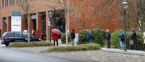 Eine lange Schlange bildete sich vor der Notaufnahme des Bergmann-Klinikums, wo künftige Patienten auf das Coronavirus getestet wurden. 