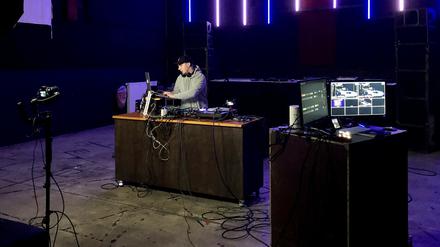 DJ Fabian Vallone legt in der Coronakrise in Potsdam ohne Publikum auf.