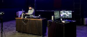 DJ Fabian Vallone legt in der Coronakrise in Potsdam ohne Publikum auf.