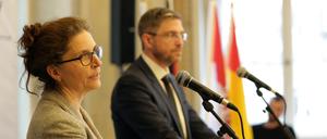 Dorothea Fischer, die medizinische Geschäftsführerin des Bergmann-Klinikums, mit Oberbürgermeister Mike Schubert (SPD).