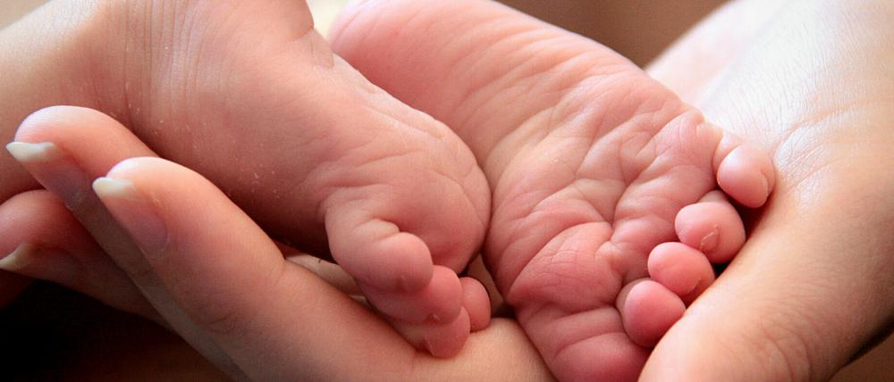 Mütter müssen ihre Kinder in Potsdams Kliniken derzeit ohne Partner zur Welt bringen. 