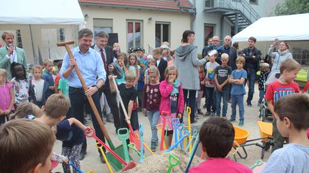 Oberbürgermeister Mike Schubert beim Spatenstich.