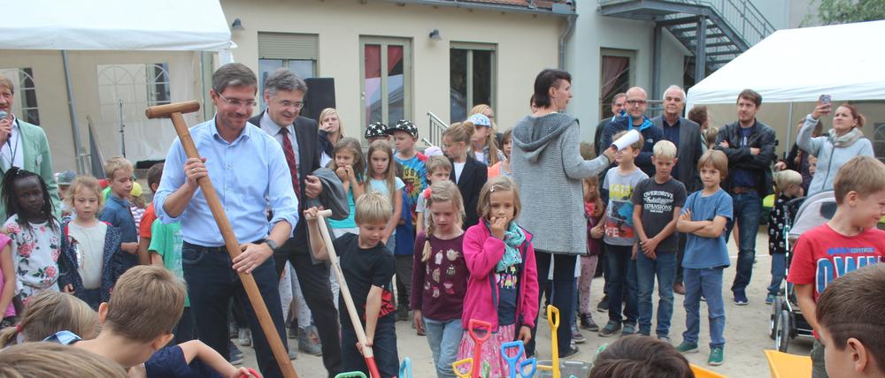 Oberbürgermeister Mike Schubert beim Spatenstich.