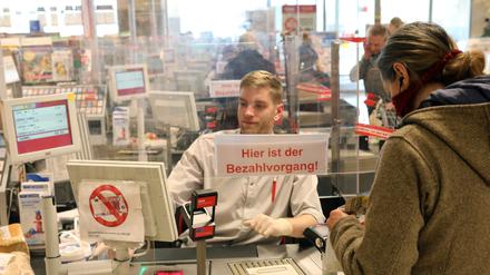 Die Rewe-Kassierer sind durch Plexiglasscheiben geschützt.