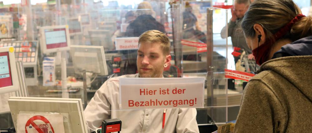 Die Rewe-Kassierer sind durch Plexiglasscheiben geschützt.