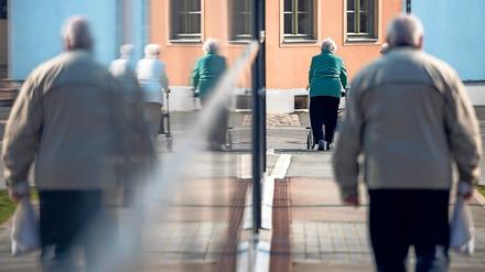 Das Kontaktverbot macht gerade Älteren zu schaffen, viele leiden unter der Einsamkeit. Seniorenbegleitung ist kaum noch möglich. Und selbst Pflegedienste können teilweise wegen des Mangels an Mundschutz und Desinfektionsmitteln ihre Leistungen nicht mehr aufrechterhalten.