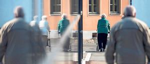 Das Kontaktverbot macht gerade Älteren zu schaffen, viele leiden unter der Einsamkeit. Seniorenbegleitung ist kaum noch möglich. Und selbst Pflegedienste können teilweise wegen des Mangels an Mundschutz und Desinfektionsmitteln ihre Leistungen nicht mehr aufrechterhalten.