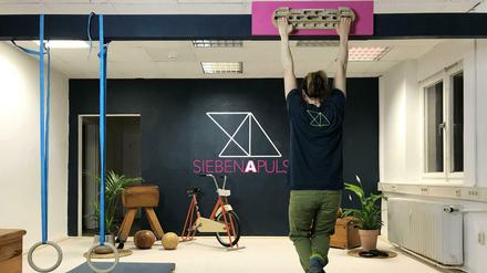 Die Kletterexperten von "7a plus" geben im Online-Training die Vortuner - daheim wird nachgemacht. 