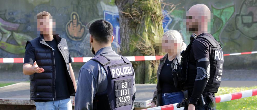 Bei der Kontrolle der Ausgangsbeschränkungen sind Polizisten einem erhöhten Risiko ausgesetzt.