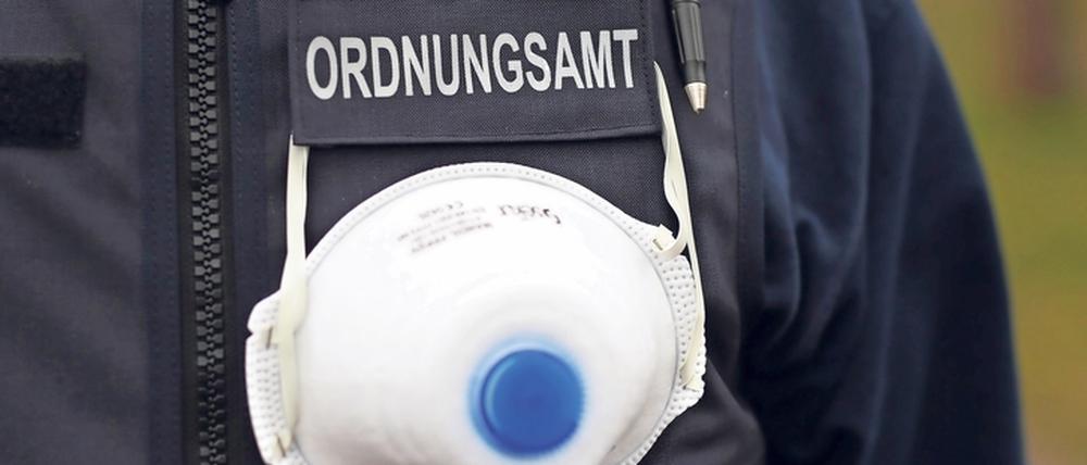 Kontrolle. Die Ordnungsämter prüfen mit Unterstützung der Polizei, ob die Eindämmungsverordnung in der Coronakrise eingehalten wird. Bislang hielten sich die meisten Brandenburger an die Regeln, heißt es seitens der Landesregierung. Dennoch gilt ab Donnerstag ein Bußgeldkatalog, um Verstöße besser ahnden zu können. Foto: Ronny Hartmann/dpa