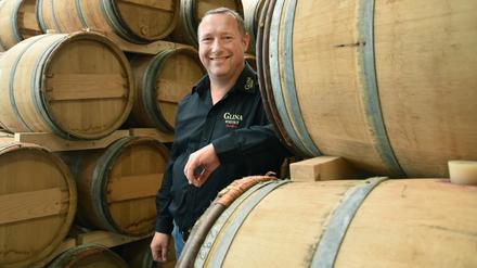 In den Fässern von Michael Schultz lagert noch Whisky der Vorjahre. Dieses Jahr wird es deutlich weniger geben, da aus dem Roggen Desinfektionsmittel wird.