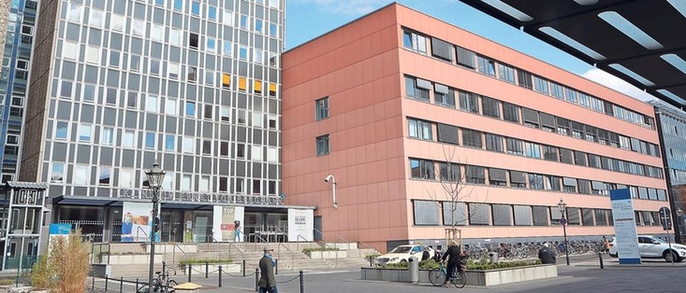 Externe Visite. Experten des Robert-Koch-Instituts nahmen die Abläufe im Klinikum am Freitag unter die Lupe. Für ihren Bericht fehlen aber noch Zahlen. Foto: Andreas Klaer