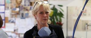 Ute Kanter vom Kostümfundus Babelsberg zeigt, wie man eine Schutzmaske näht.