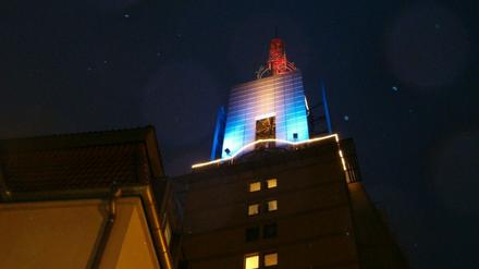 Die Spitze des Heilig-Geist-Turms in Potsdam leuchtet jeden Abend zwischen 21 und 23 Uhr als Licht der Hoffnung.