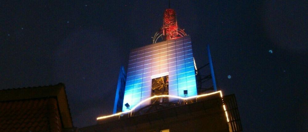 Die Spitze des Heilig-Geist-Turms in Potsdam leuchtet jeden Abend zwischen 21 und 23 Uhr als Licht der Hoffnung.