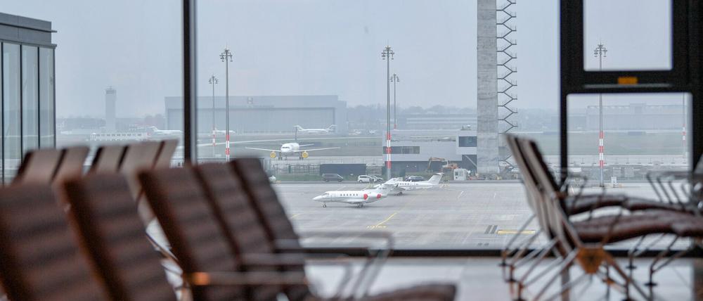 Um mehr als 60 Prozent ist das Fluggastaufkommen an den Flughäfen in Brandenburg und Berlin im März geschrumpft.