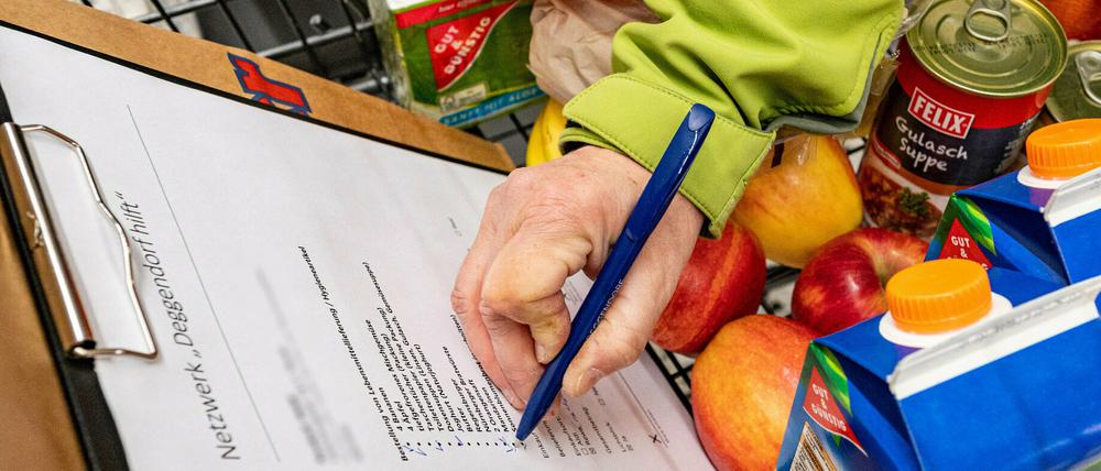 Mit Einkäufen kann man zum Beispiel älteren Menschen helfen. Hier ein Beispiel aus Düsseldorf.