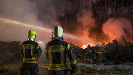 10.000 Kubikmeter brennende Holzstämme musste die Feuerwehr löschen.
