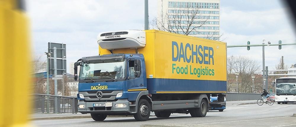 In der Coronakrise sind viele Lieferketten gefährdet – hier ein Speditions-Lkw auf der Langen Brücke in Potsdam. 