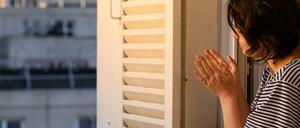 Samstagabendunterhaltung in Corona-Zeiten: In so mancher Straße wird regelmäßig gesungen, dazu Cocktails und Essen von Potsdamer Gastronomen liefern lassen. Das hilft der Stimmung und den Gastronomen.