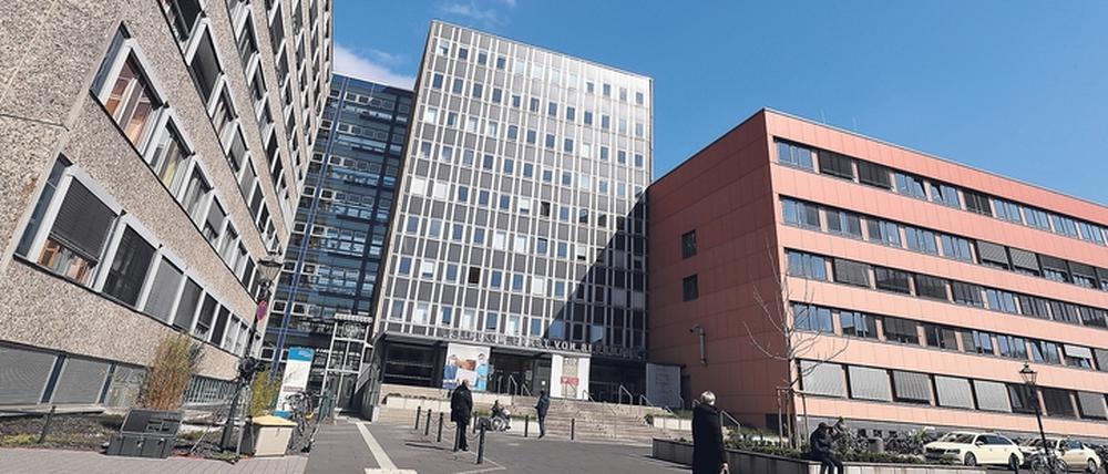 Das Bergmann-Klinikum hat fast alle Eingänge geschlossen.