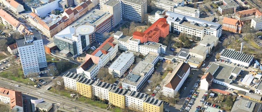Klinikum im Fokus. Im Gebäudeteil H (rot markiert) werden die Covid-Patienten versorgt, die keine schweren Symptome aufzeigen.