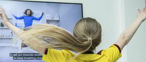 Kinder und Jugendliche können Live-Training auf Youtube machen - hier ein Beispiel aus Großbritannien.