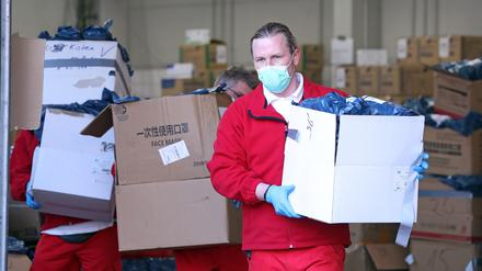200.000 Schutzmasken aus China sind im Potsdamer Lager angekommen, dazu tausende OP-Tücher, Schutzbrillen und Schutzanzüge. 