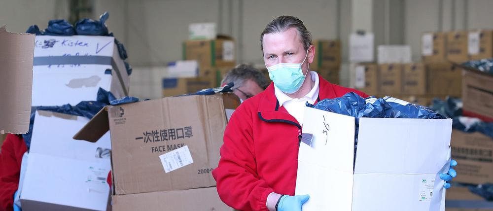 200.000 Schutzmasken aus China sind im Potsdamer Lager angekommen, dazu tausende OP-Tücher, Schutzbrillen und Schutzanzüge. 