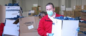 200.000 Schutzmasken aus China sind im Potsdamer Lager angekommen, dazu tausende OP-Tücher, Schutzbrillen und Schutzanzüge. 