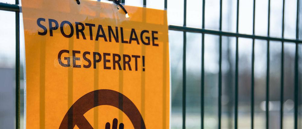 Bundesweit sind Sportanlagen wegen der Coronavirus-Ausbreitung geschlossen - darunter leiden die Vereine. 
