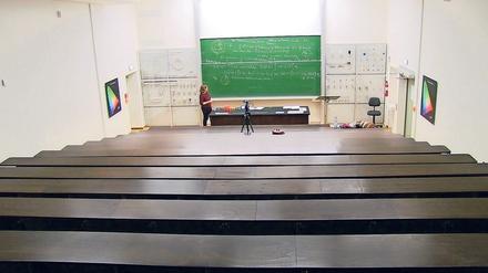 Statt im Hörsaal sitzen die Studierenden zuhause vor dem Bildschirm.