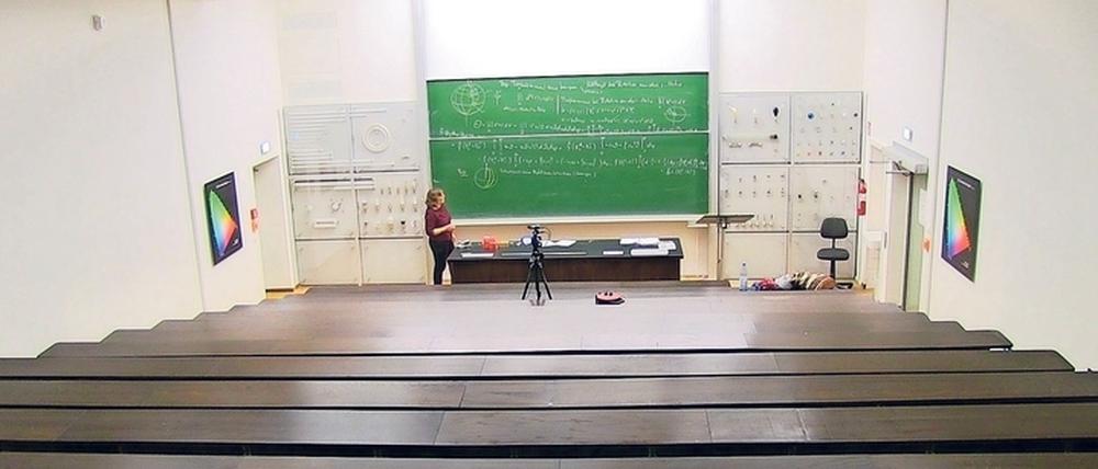 Statt im Hörsaal sitzen die Studierenden zuhause vor dem Bildschirm.