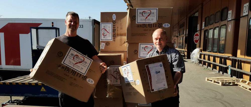 Teltow erhält Mundschutz aus chinesischer Partnerstadt Rudong gespendet. Bürgermeister Thomas Schmidt (SPD), rechts und Teltows Feuerwehrchef Jan Ehlers