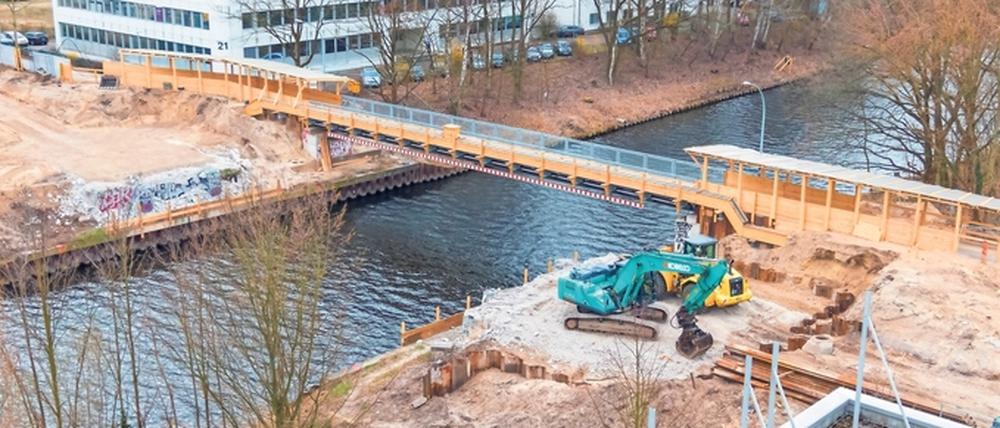 Abgebaut. Über den Teltowkanal führt nur noch ein schmaler Steg.
